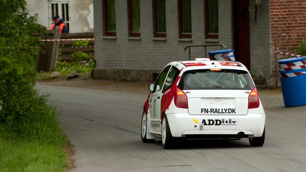Frank Nielsen og Per Brodersen i høj hastighed igennem Hinge by med Kjellerup
(Foto: rallypics.dk – Viggo Johansen)